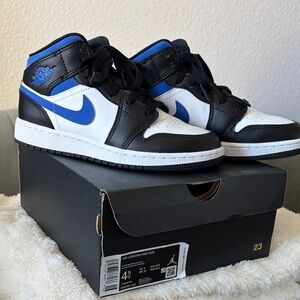 Jordan 1 Mid - white, black, racer blue